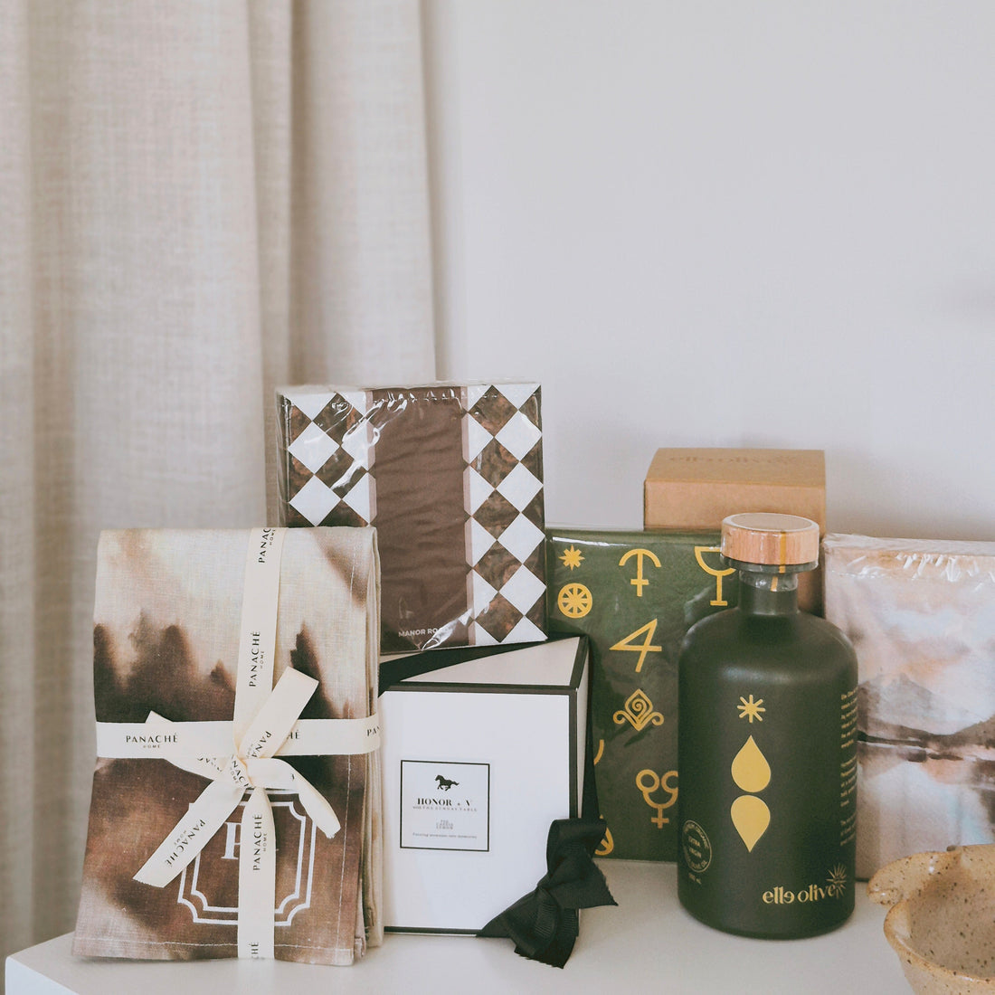 What to Bring When You’re Invited to Dinner: 10 Thoughtful Host Gift Ideas