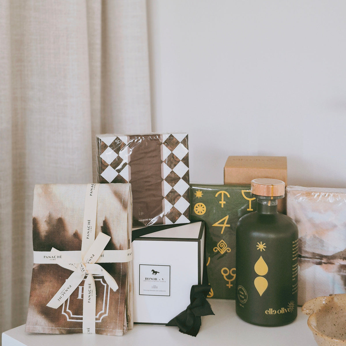 What to Bring When You’re Invited to Dinner: 10 Thoughtful Host Gift Ideas